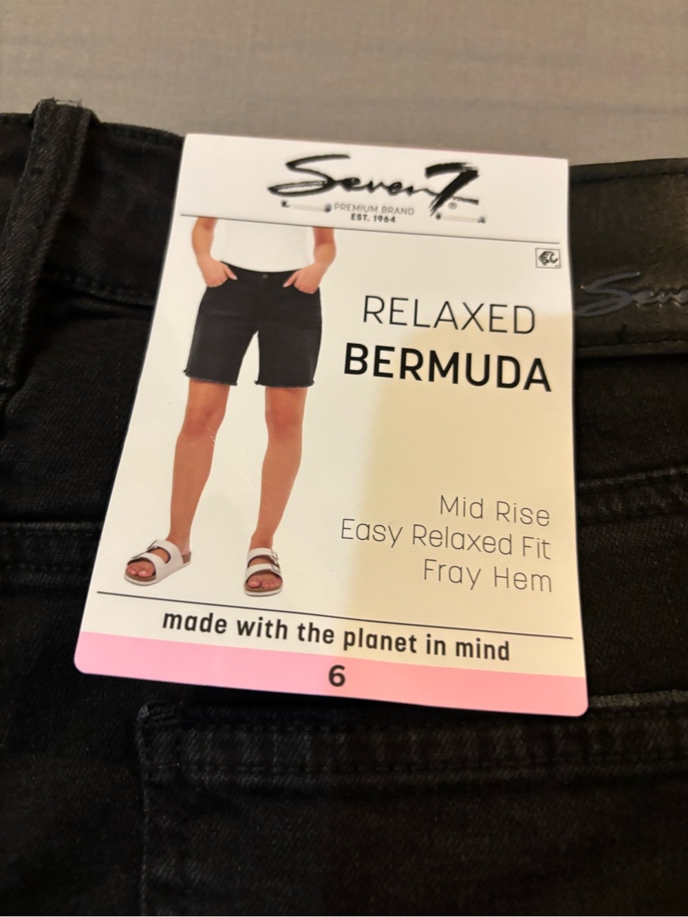 NWT Women’s Relaxed Bermuda Shorts Size 6